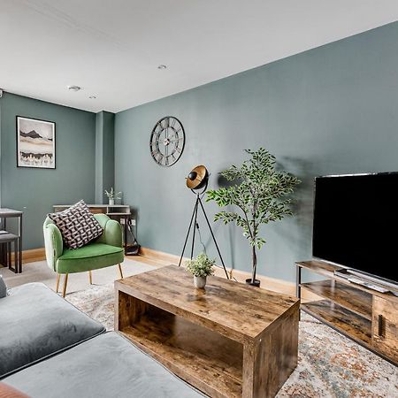 Homely 2 Beds Apt Up To 5 Guests-Wifi By Tent Serviced Apartments Chertsey Bagian luar foto
