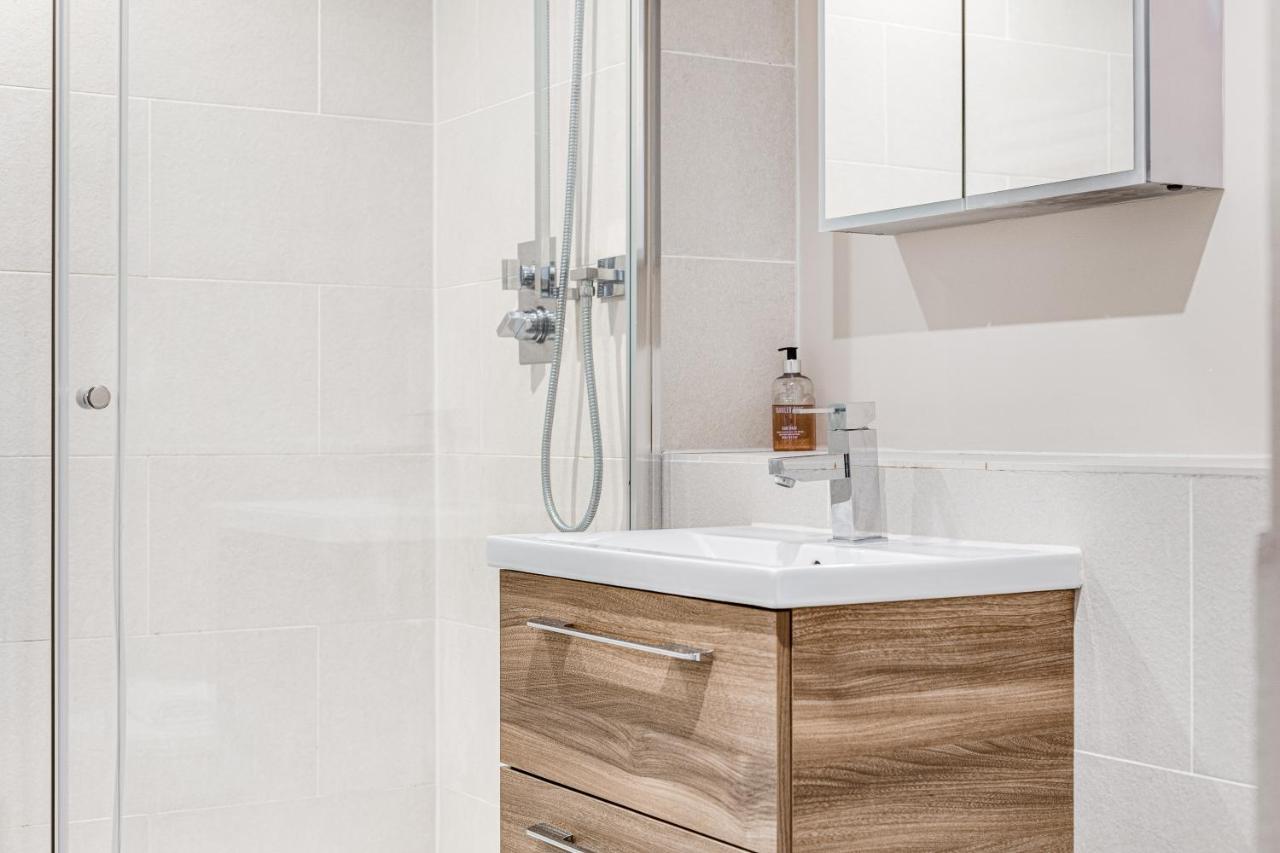 Homely 2 Beds Apt Up To 5 Guests-Wifi By Tent Serviced Apartments Chertsey Bagian luar foto