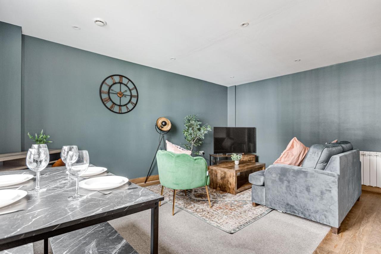 Homely 2 Beds Apt Up To 5 Guests-Wifi By Tent Serviced Apartments Chertsey Bagian luar foto