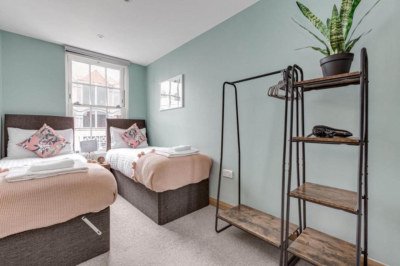Homely 2 Beds Apt Up To 5 Guests-Wifi By Tent Serviced Apartments Chertsey Bagian luar foto
