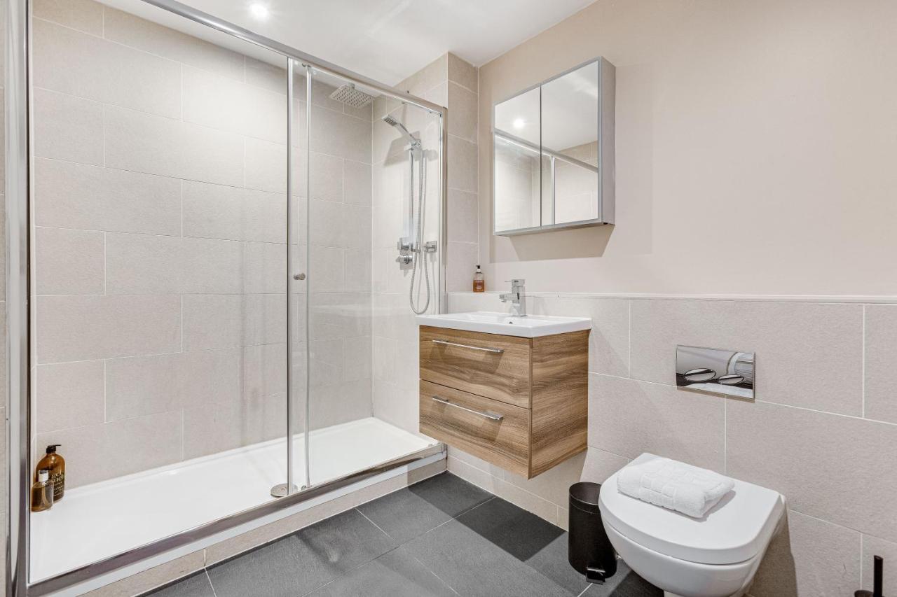 Homely 2 Beds Apt Up To 5 Guests-Wifi By Tent Serviced Apartments Chertsey Bagian luar foto