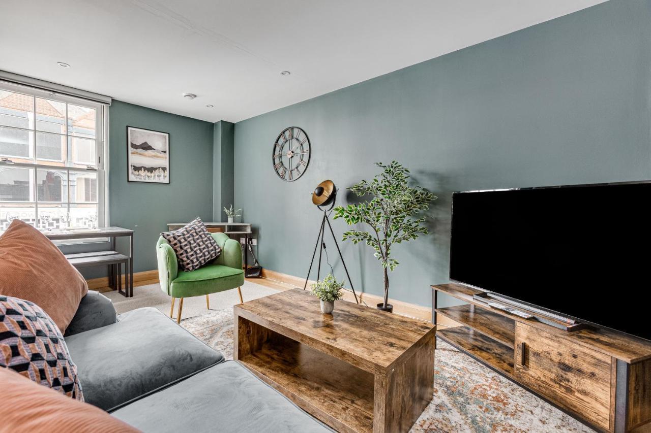 Homely 2 Beds Apt Up To 5 Guests-Wifi By Tent Serviced Apartments Chertsey Bagian luar foto