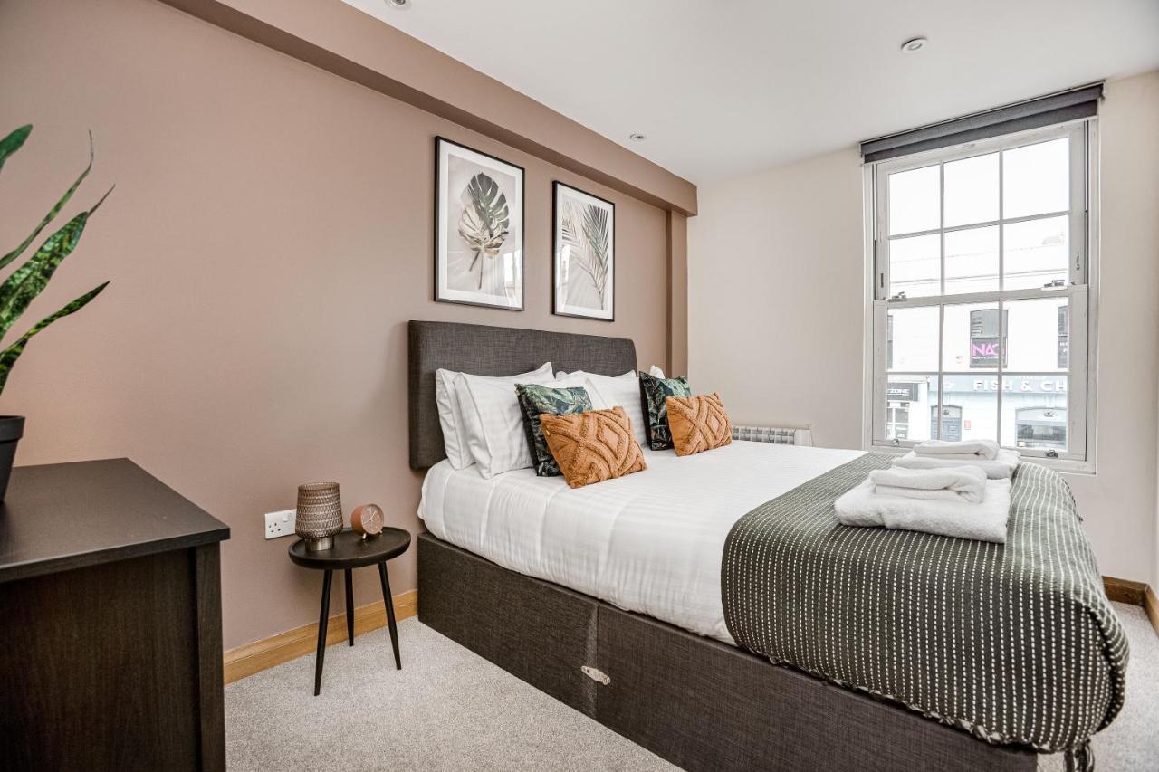 Homely 2 Beds Apt Up To 5 Guests-Wifi By Tent Serviced Apartments Chertsey Bagian luar foto
