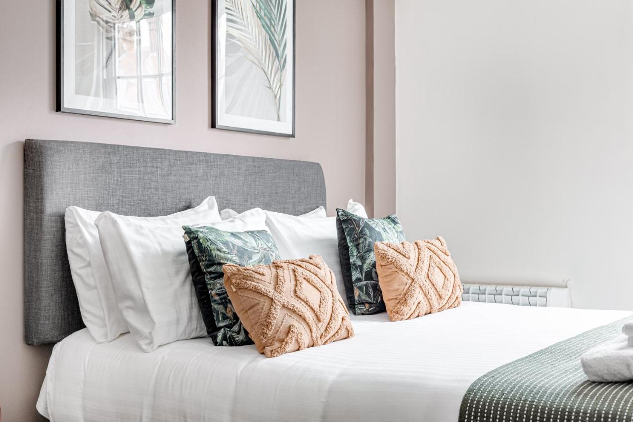 Homely 2 Beds Apt Up To 5 Guests-Wifi By Tent Serviced Apartments Chertsey Bagian luar foto